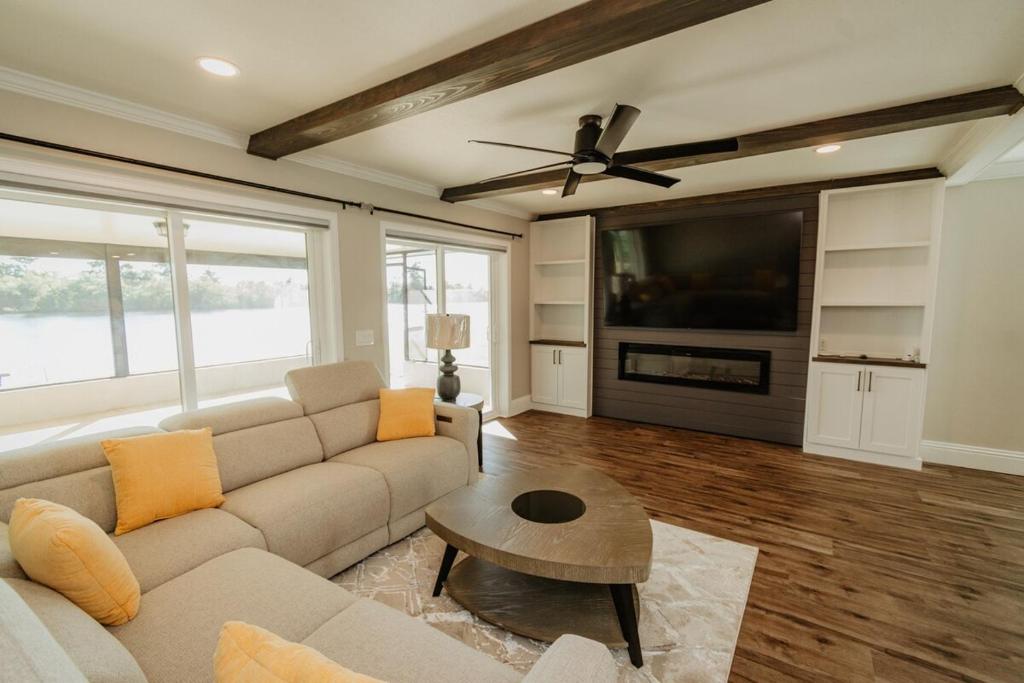 Una sala de estar con un sofá y un televisor. en The Hidden Gem Water Front Home, en Arcadia