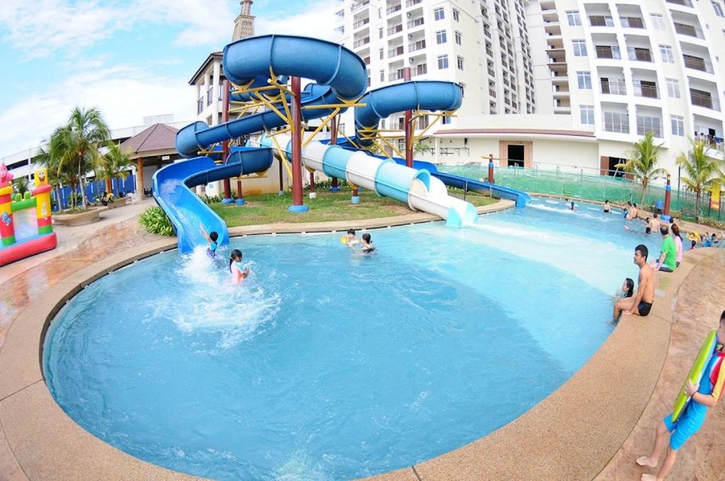 un toboggan aquatique dans une piscine d'un complexe hôtelier dans l'établissement Ombak Rileks Palace, à Malacca