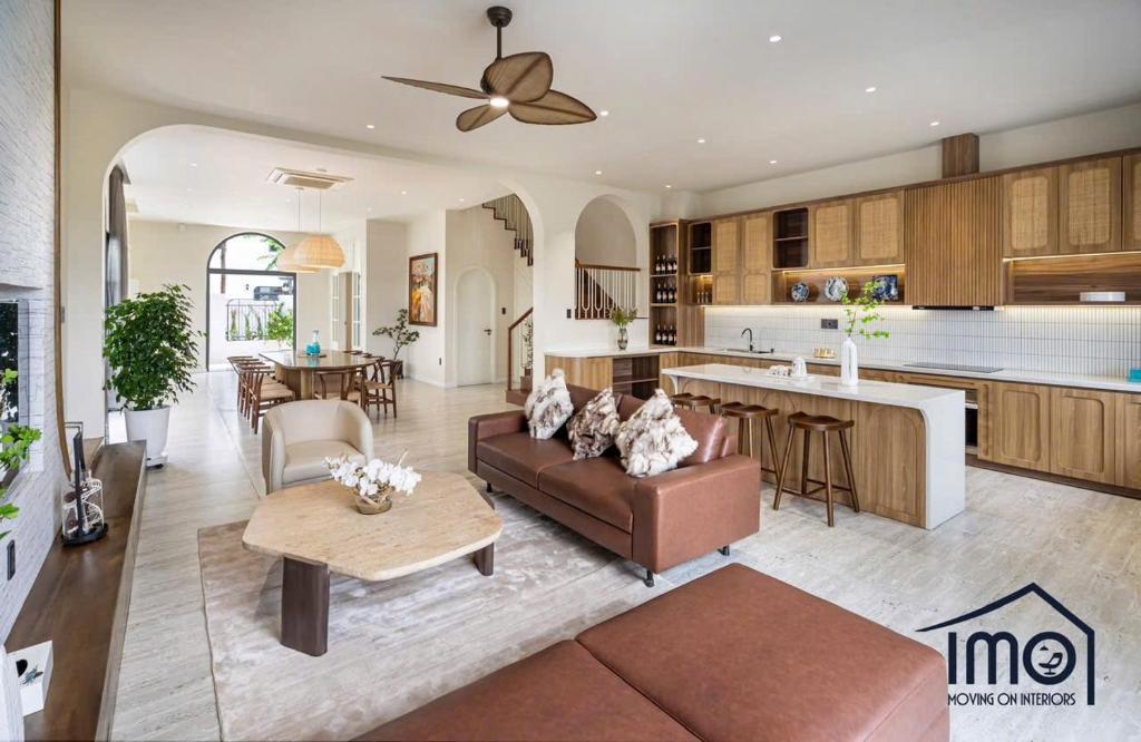 ホーチミン・シティにあるMaison Villa de Palm Marina A83 Luxのソファとテーブルのあるリビングルームとキッチン