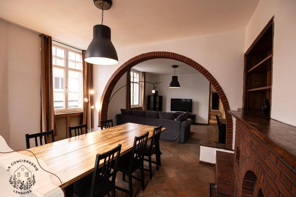 TV a/nebo společenská místnost v ubytování Les Voyageurs 2 chambres proche gare