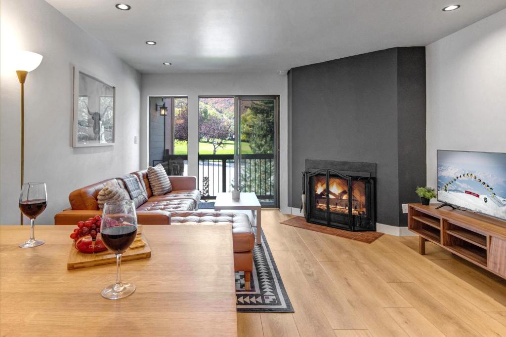 een woonkamer met een bank en een open haard bij Snowcrest 216 condo in Park City