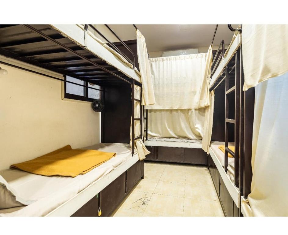 une chambre vide avec 2 lits superposés et une fenêtre dans l'établissement goldenstar deluxe dormitory, à Mumbai