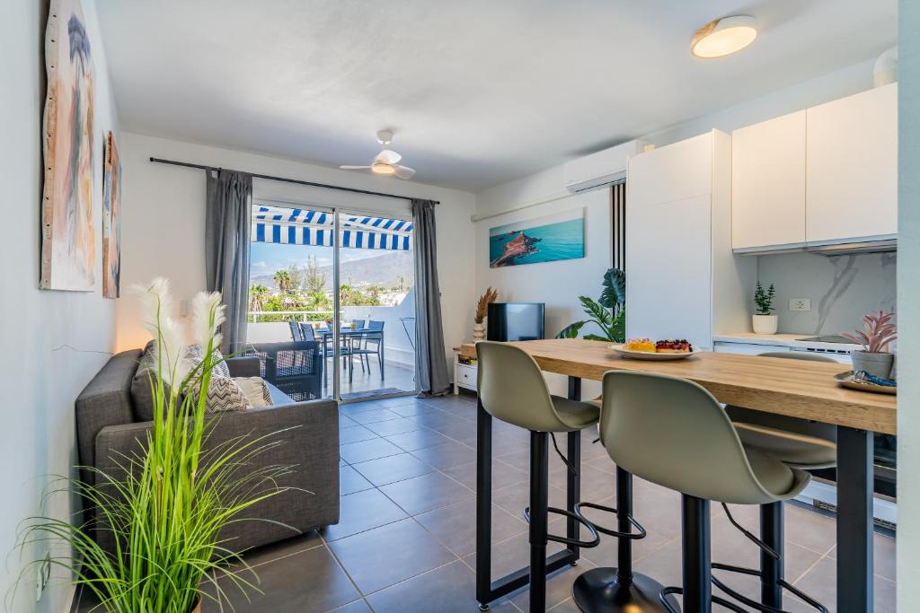 TV a/nebo společenská místnost v ubytování Renovated apartment with sunny terrace and ocean views in Malibu Park Tenerife