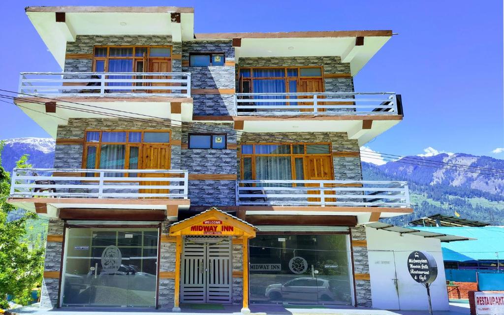 Un edificio con balcones a los lados. en Hotel Midway Inn, en Jagatsukh