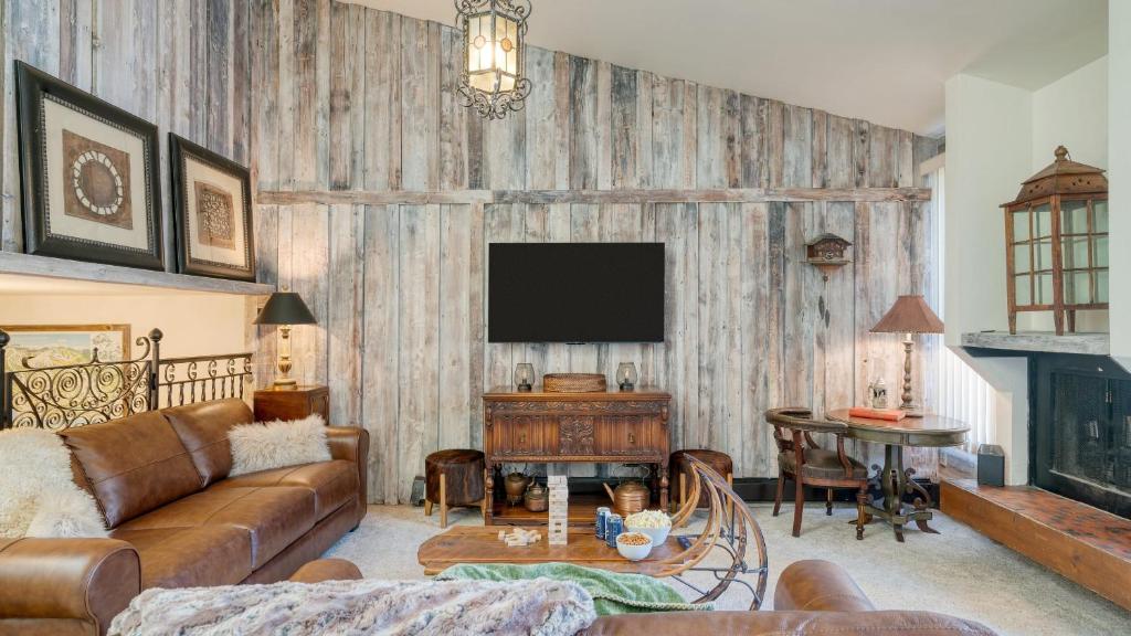 Μια τηλεόραση ή/και κέντρο ψυχαγωγίας στο Vail Vista Mountain Retreat w Balcony Views Near Vail Ski Village