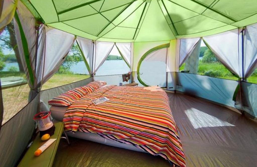 Ένα ή περισσότερα κρεβάτια σε δωμάτιο στο 'Glamping' tents one of three to rent fully equipped private equipped kitchen tents too