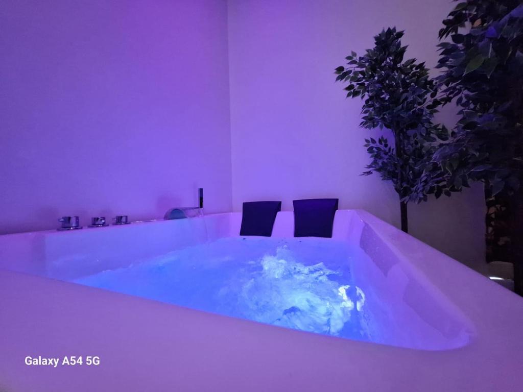 ナポリにあるLuxury Suites Glory Towerのジャグジータブ(椅子2脚付)