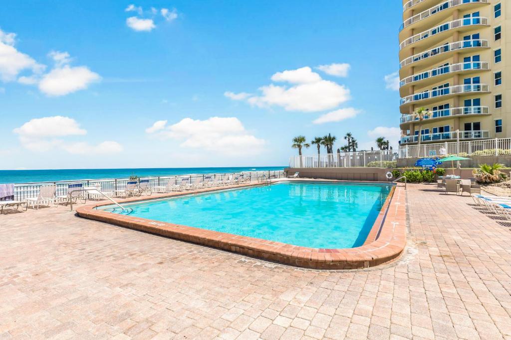 una piscina con el océano al fondo en Ocean View Suites at Oceanside Inn, en Daytona Beach
