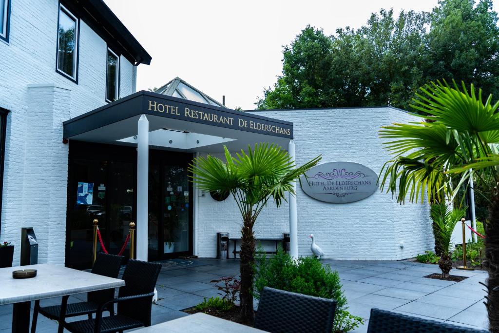 アールデンブルグにあるHotel De Elderschansの建物の前にあるレストラン