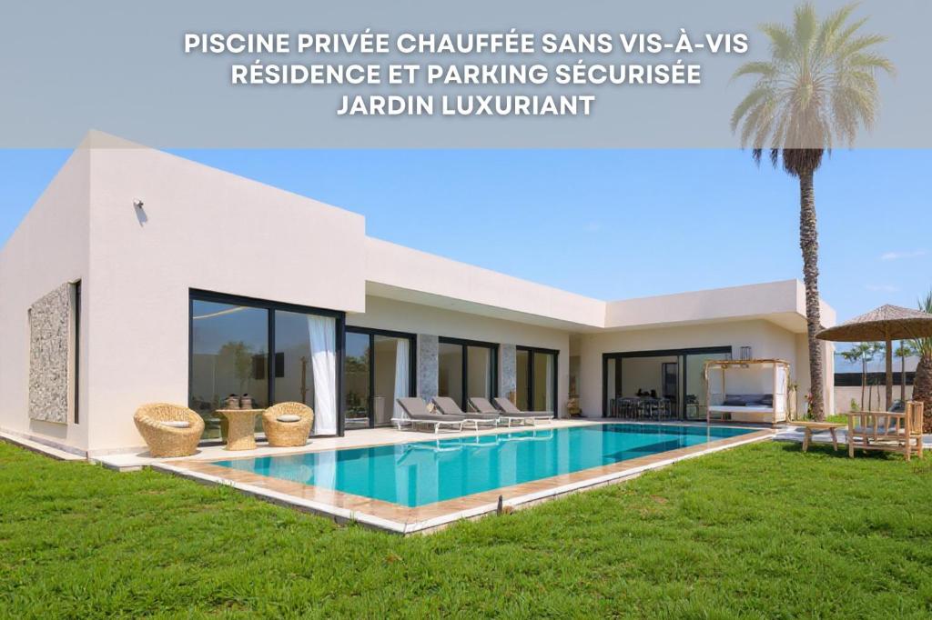 a villa with a swimming pool and a palm tree at Villa Tania - Piscine et jardin Privée Sans vis-à-vis Wifi HD in Marrakech