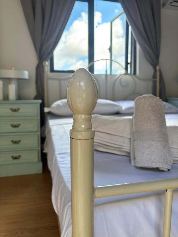 una camera con un letto, un comò e una finestra di 300 year old Townhouse near Mdina a Rabat