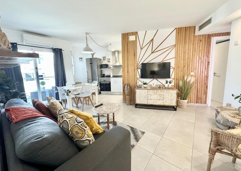 Candy Cotton - AC, Desk with natural light, Pool, Terrace and High speed internet