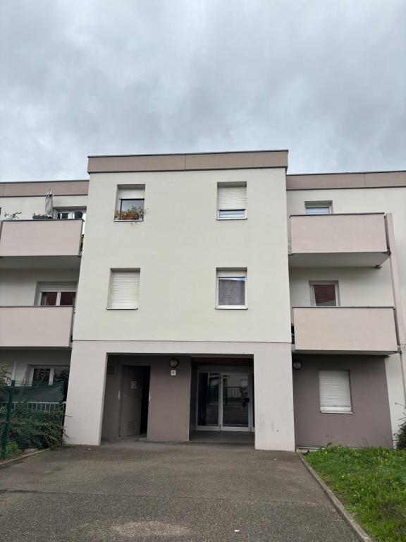 un edificio bianco con molte finestre di Cosy Famille & Amie - Strasbourg a Lingolsheim