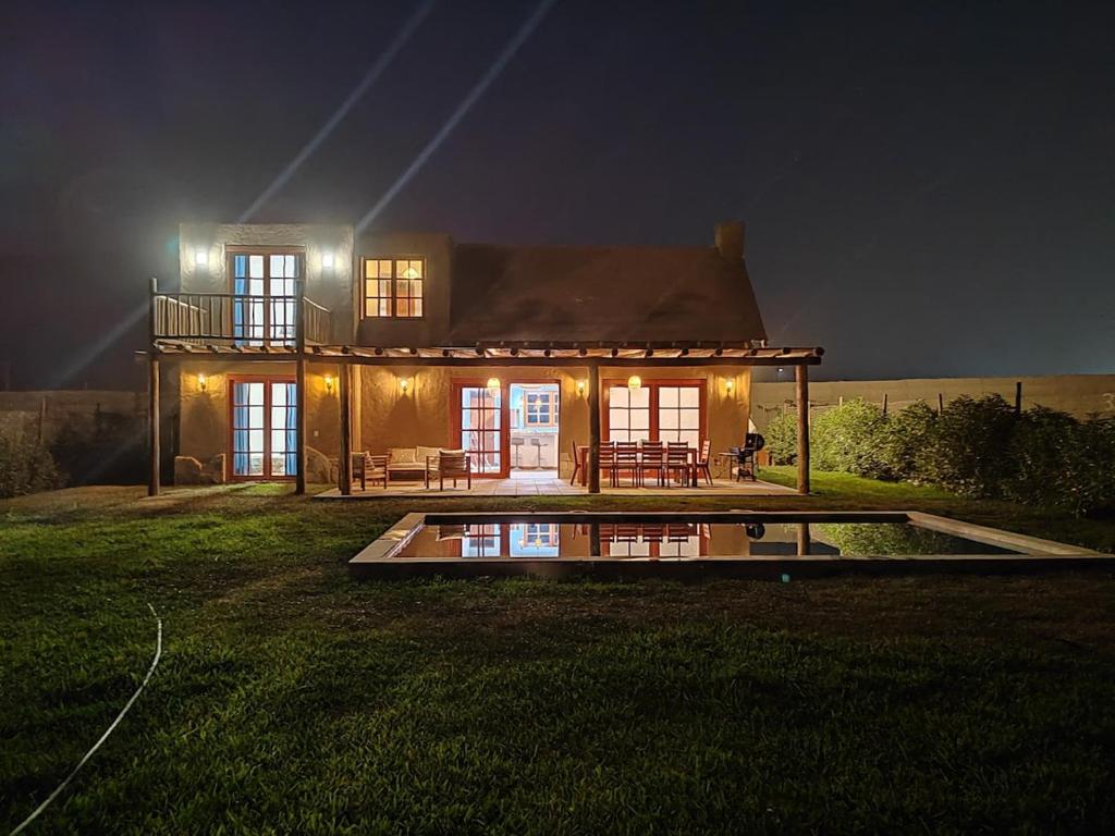 ein Haus mit Pool in der Nacht davor in der Unterkunft Casa de Campo con Piscina y pet friendly in El Carmen