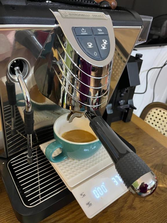 Una cafetera está preparando una taza de café. en Tranquility Stay Old Quarter, en Hanói