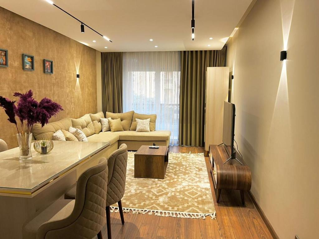 ein Wohnzimmer mit Sofa und Tisch in der Unterkunft Diva 2BDR , Madinaty in Madinaty