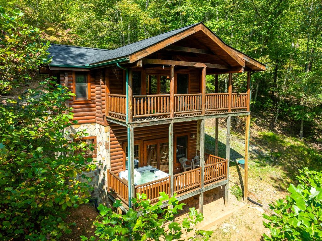 una baita di tronchi nel bosco con vasca idromassaggio di Briar Brook - Private Smoky Mountain Luxury Log Home with 2 Fireplaces, Hot Tub & Community Pool a Sevierville