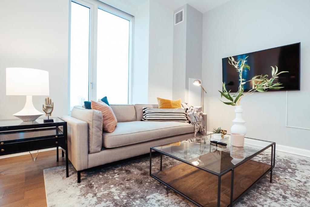 una sala de estar con un sofá y una mesa en Landing Apartments - Downtown Murfreesboro, en Murfreesboro