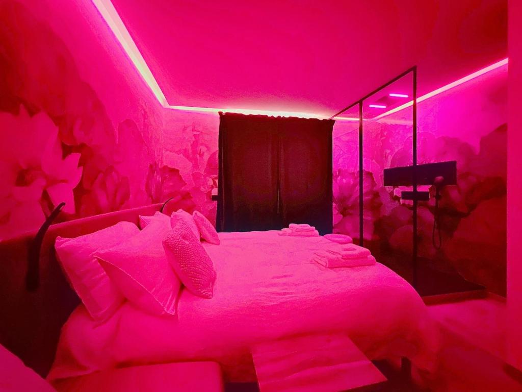 Postel nebo postele na pokoji v ubytování Romantic Love Room à Canet-en-Roussillon Perpignan