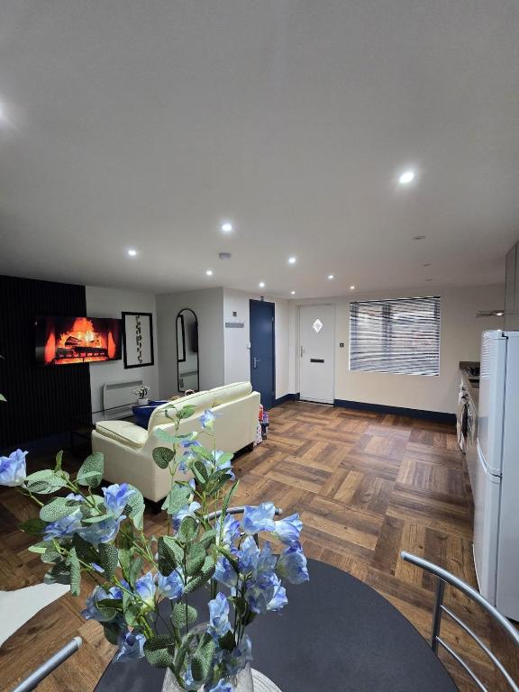 a living room with a couch and a kitchen at The Nook Free Parking Short way City Centre in Hull