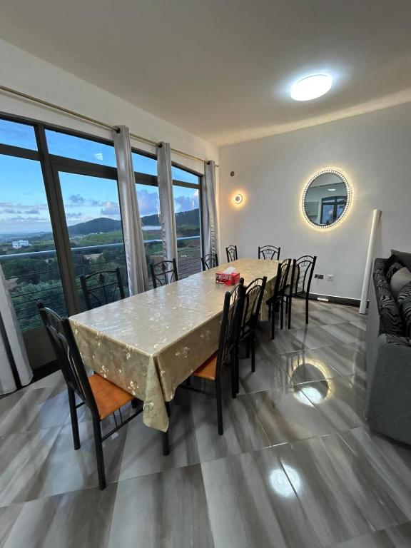 una sala da pranzo con tavolo e sedie di Grande Maison Familiale Vue Mer et Montagne a D'Epinay