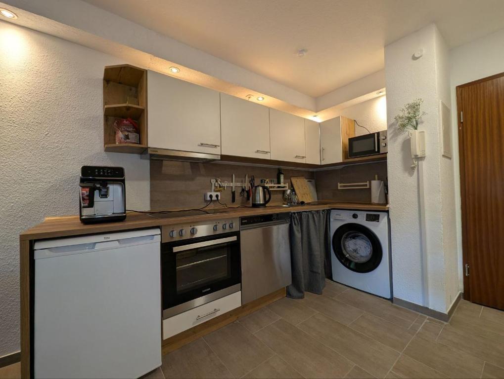 ครัวหรือมุมครัวของ Eigenes ruhiges Appartement mit Küche und Terasse Chemnitz