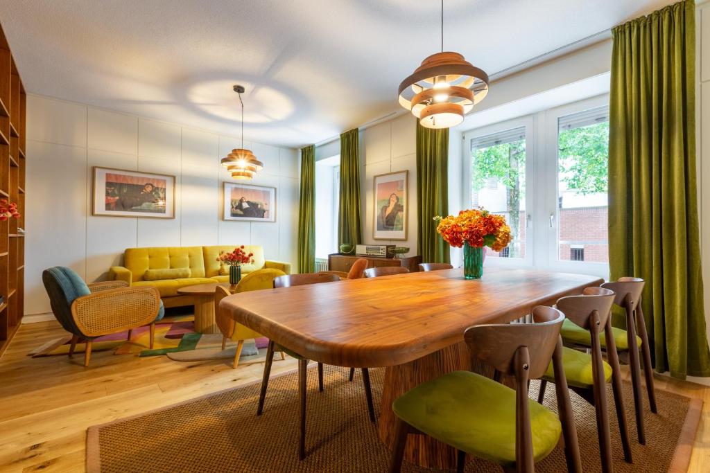 Et opholdsområde på Retro Suite Stylish 2 Bedroom Apartment near Central Station