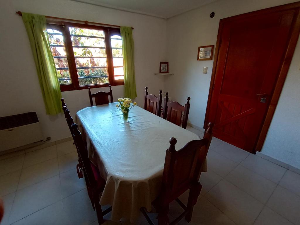 a dining room table with a vase of flowers on it at CHALET DE VACACIONES i in Ostende