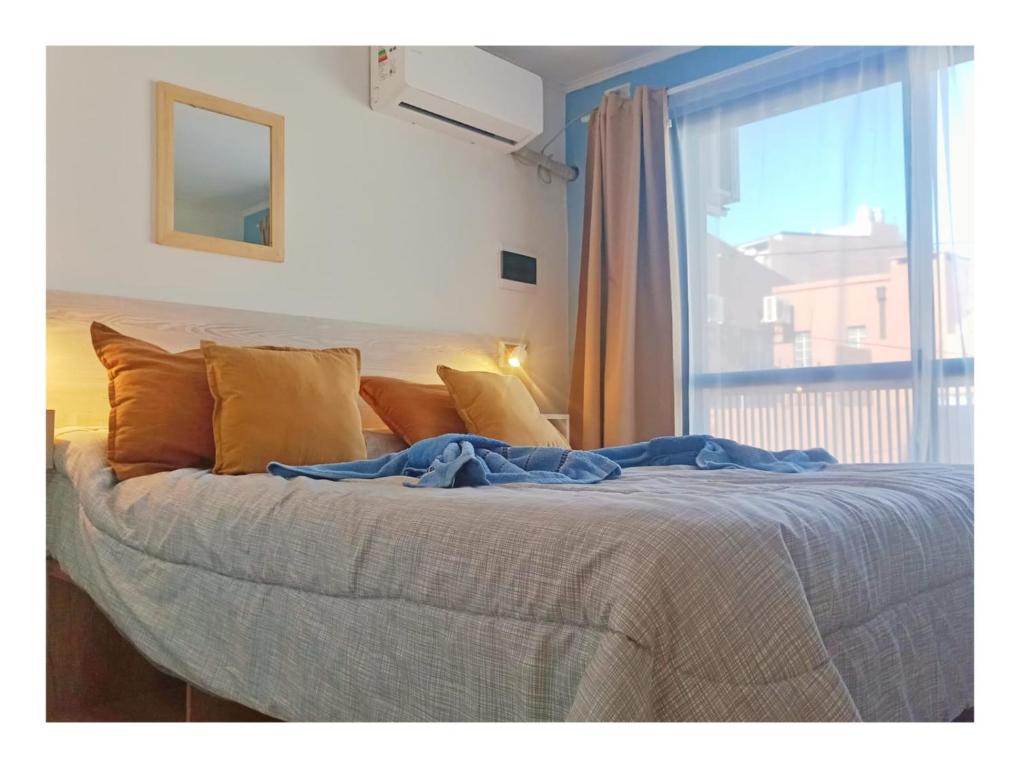 a bedroom with a large bed with a window at Nuez de la Isla "Azulita Apart" PEATONAL a 6 cuadras! Luminoso y con Balcón al frente Previa seña in Paraná