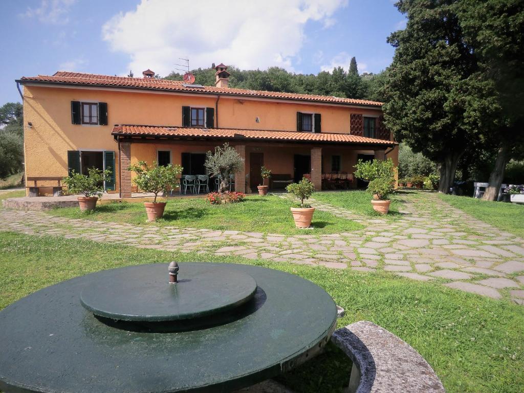 une grande maison avec une table en face dans l'établissement Villa Pilar in Toscana con piscina ultrapanoramica, à Montevettolini
