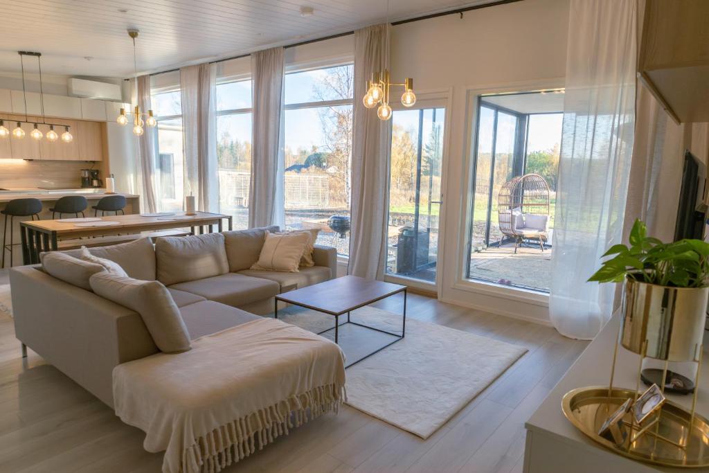 een woonkamer met een bank en een tafel bij Villa Valaja in Rovaniemi