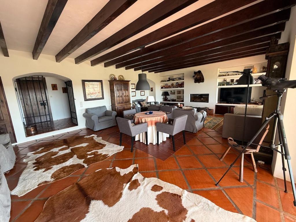 ein Wohnzimmer mit einer Kamera und einem Tisch in der Unterkunft Casa da Retorta in Casa Branca