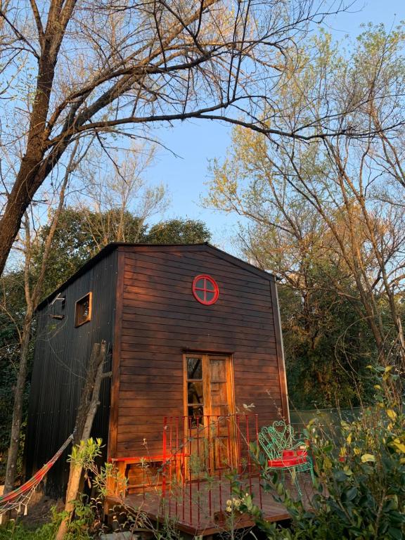 Το κτήριο όπου στεγάζεται  το κάμπινγκ