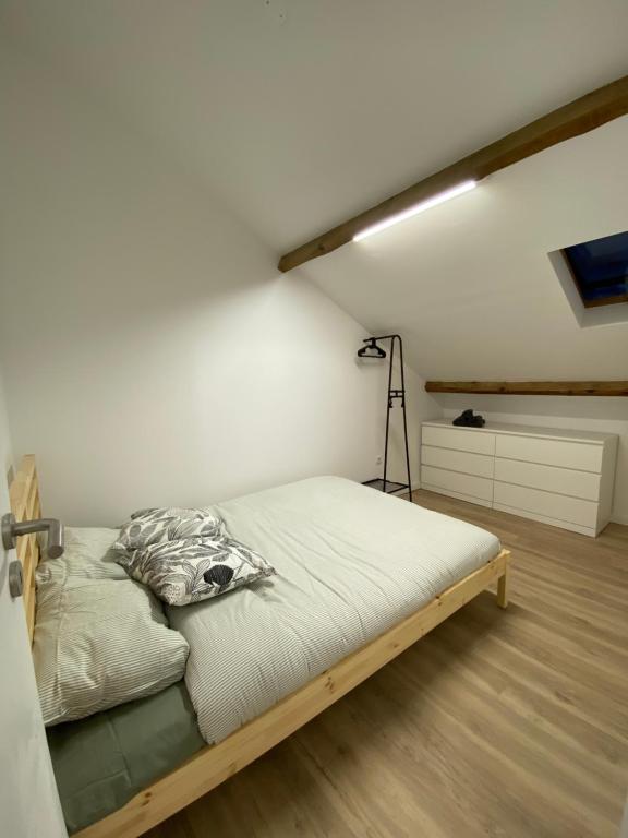 SobredaにあるCristo Apの部屋にベッドがある寝室