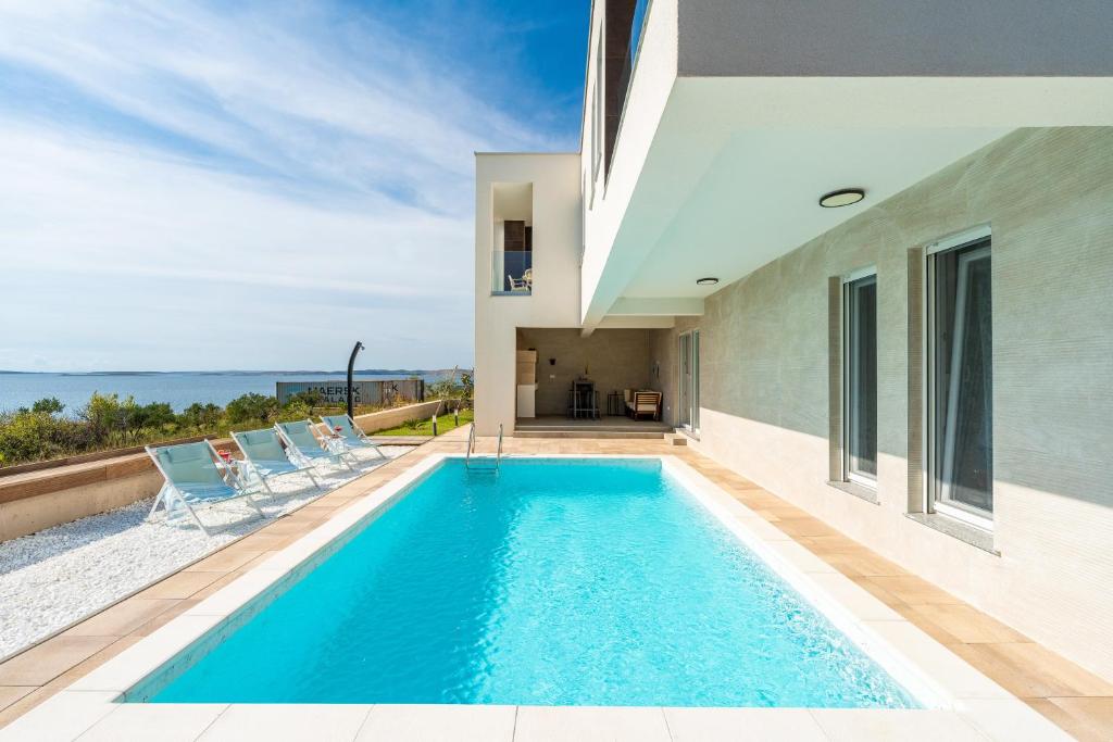 a swimming pool in the backyard of a house at Casa Vanda in Rtina