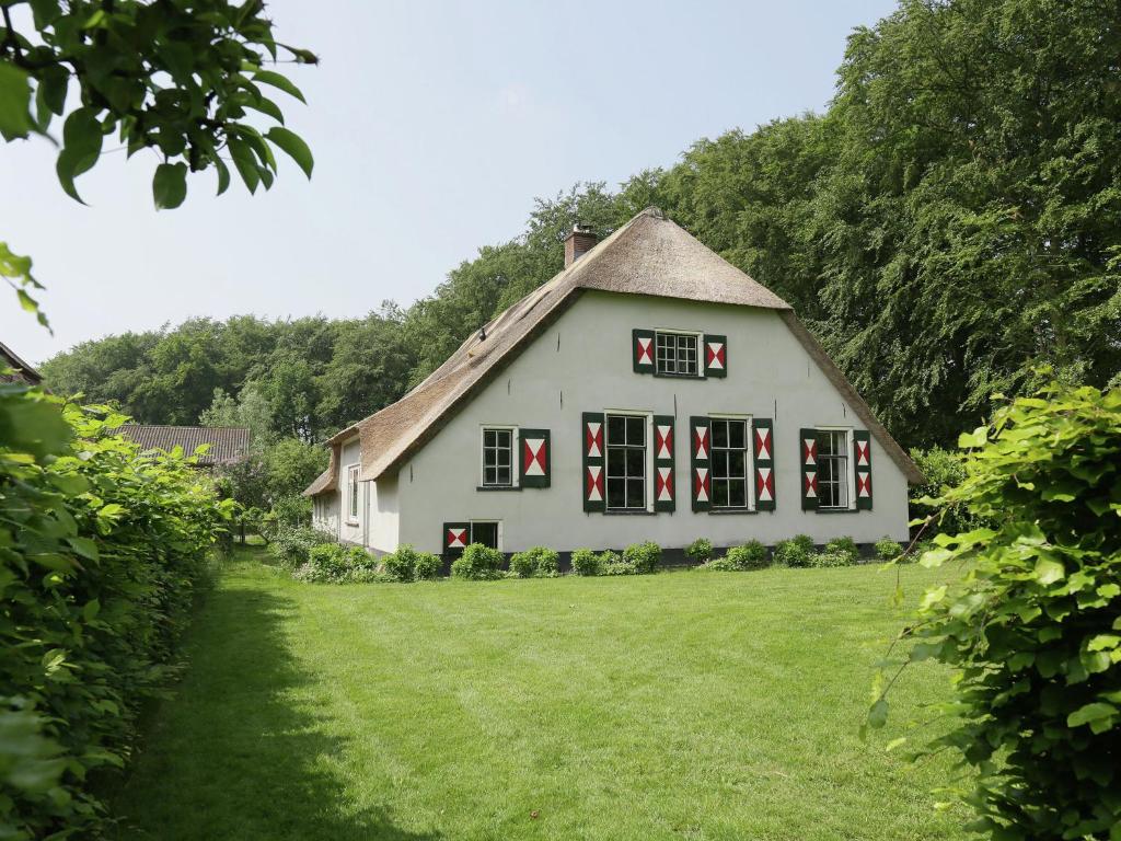 Casa blanca con ventanas rojas y patio en Peaceful Farmhouse in Doorn near Forest, en Doorn