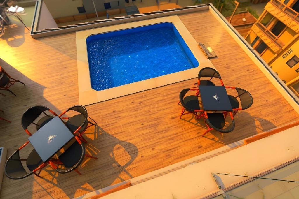 een bovenaanzicht van twee stoelen en een zwembad op een boot bij SOFIA PYRAMIDS & SPHINX HOTEL with free pool access in Caïro