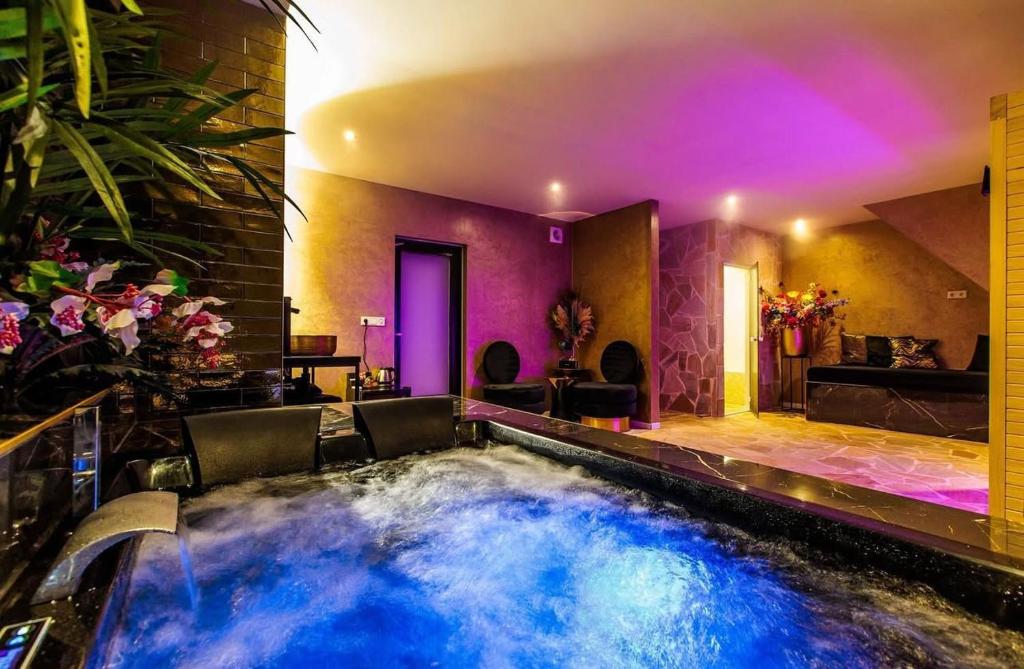 a hot tub in the middle of a room at Privespa Calma in Tilburg