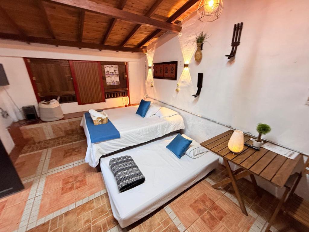 an overhead view of a room with two beds and a table at Cabaña & glamping para grupos de 4 a 6 personas, cerca al parque y con avistamiento de aves in Jardin