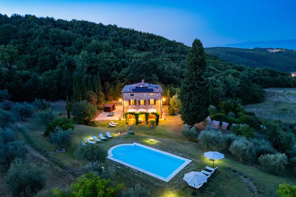 Πισίνα στο ή κοντά στο Charming Historic Villa-10 acres