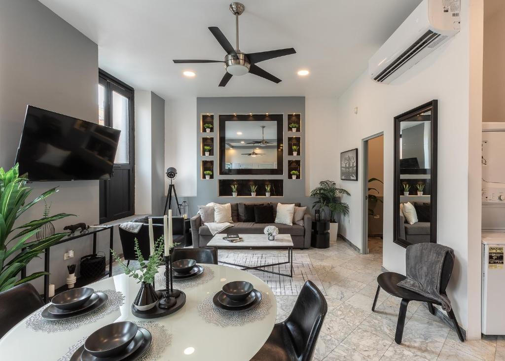 een woonkamer met een tafel en stoelen bij B&W, 2BR, Near Beach, WIFI, AC in Old San Juan in San Juan