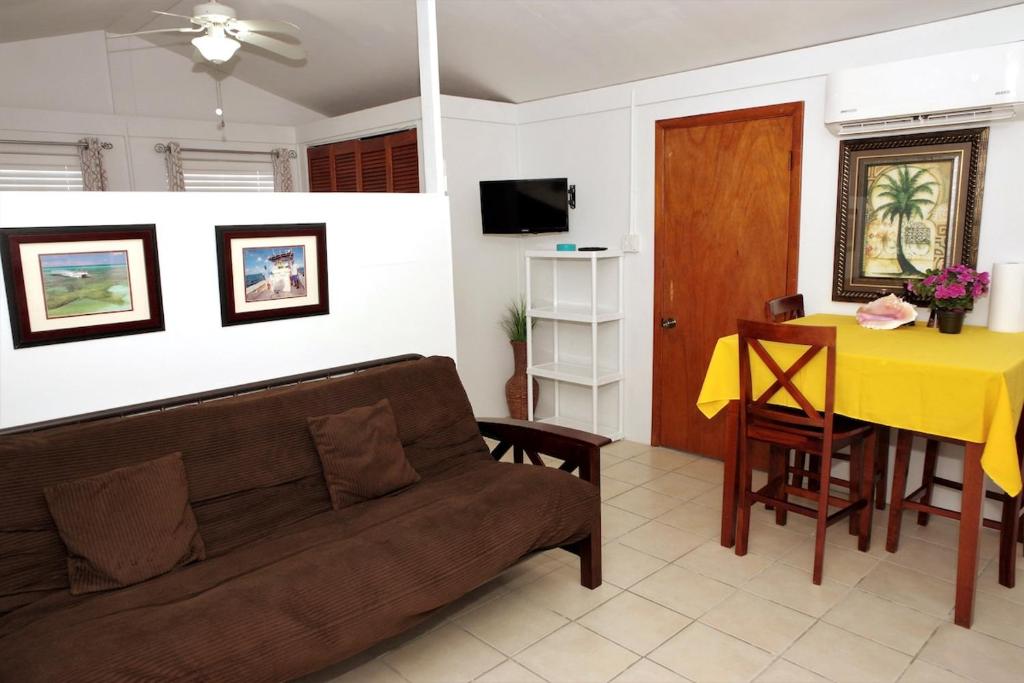 Μια τηλεόραση ή/και κέντρο ψυχαγωγίας στο Screaming Reels Guest House Grand Turk