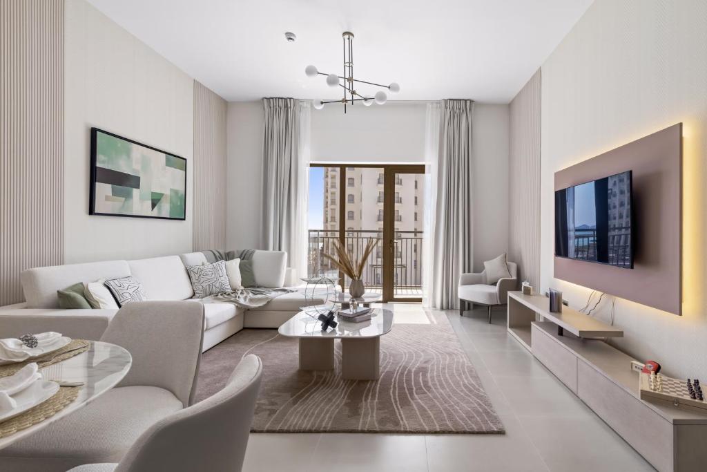 Μια τηλεόραση ή/και κέντρο ψυχαγωγίας στο F1 Yas Luxury 1BR Golf&Water View w tkt discount