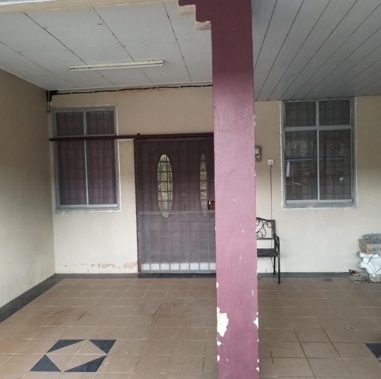 an empty room with a pink pillar in a building at Mastermind Malay Semeling Homestay in Bedung