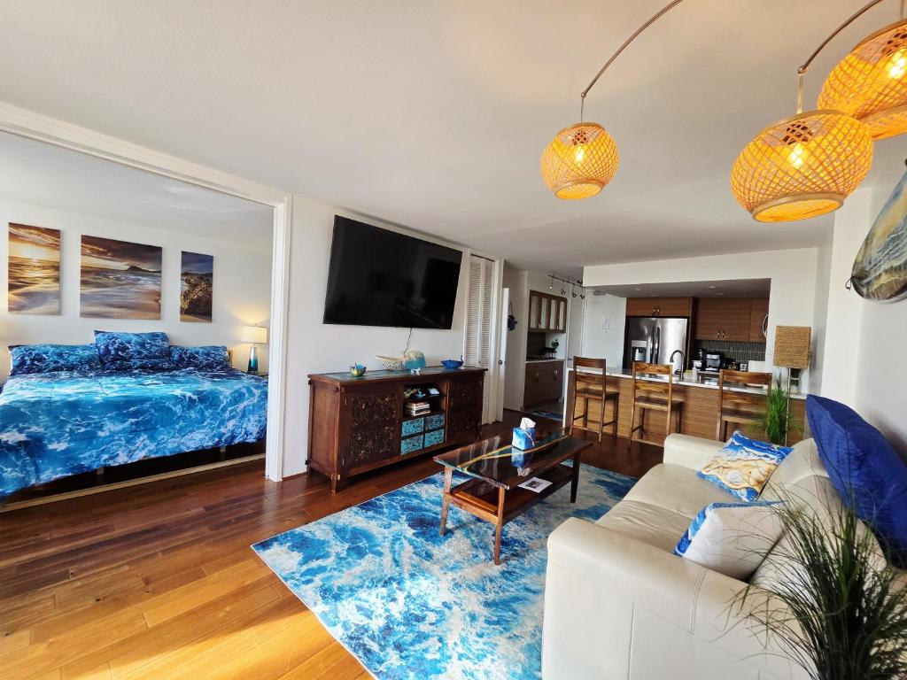 una sala de estar con una cama y un sofá en Ocean & Marina View Suite, en Honolulu