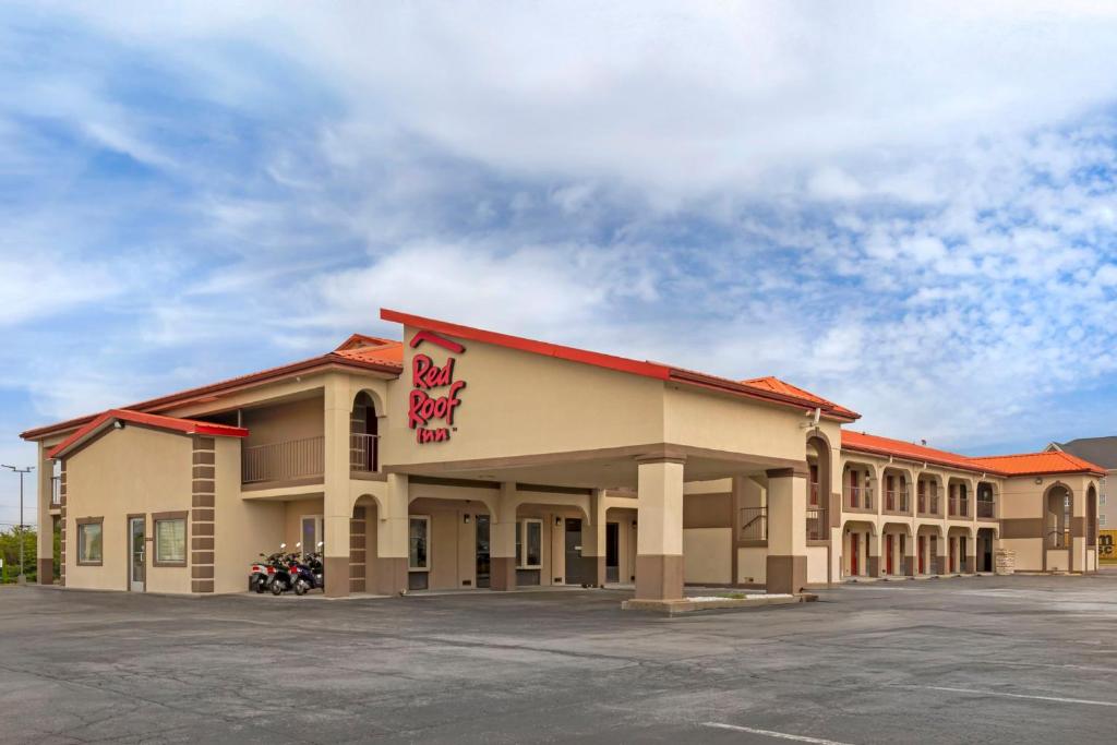 un edificio con un parcheggio antistante di Red Roof Inn Bowling Green a Bowling Green