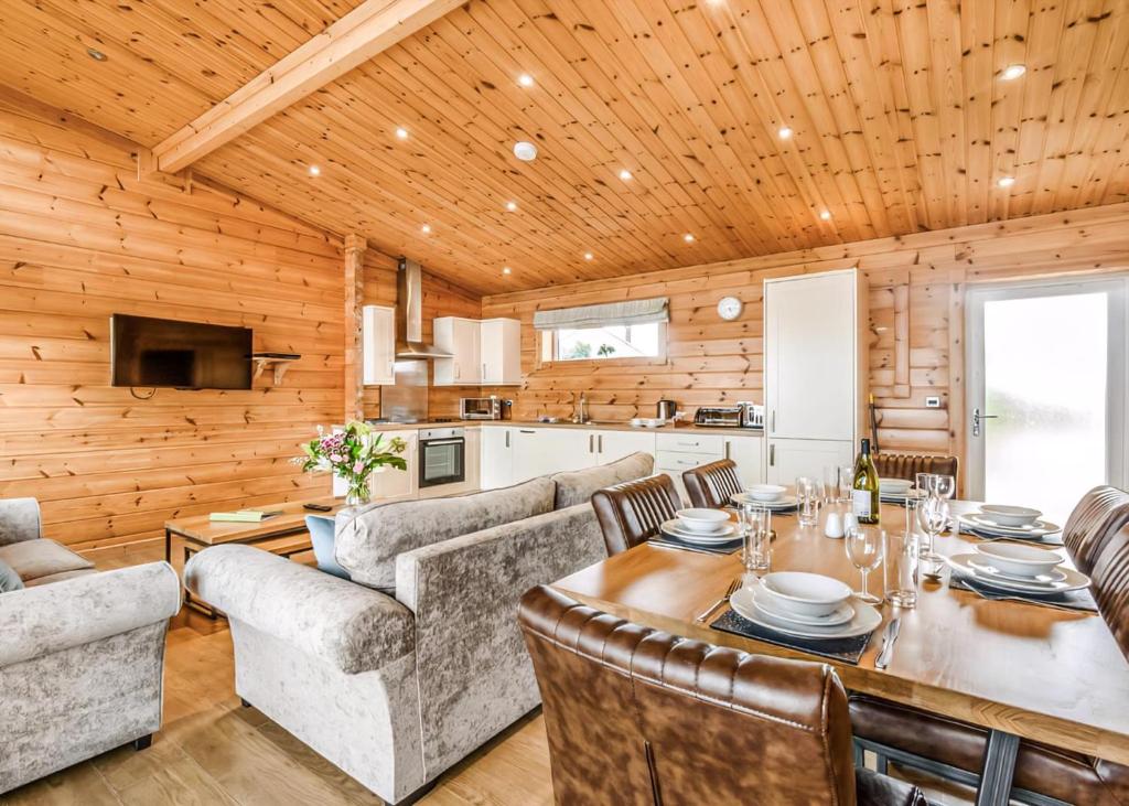 a dining room and kitchen with a table and chairs at Fairview Lodges in Hollym