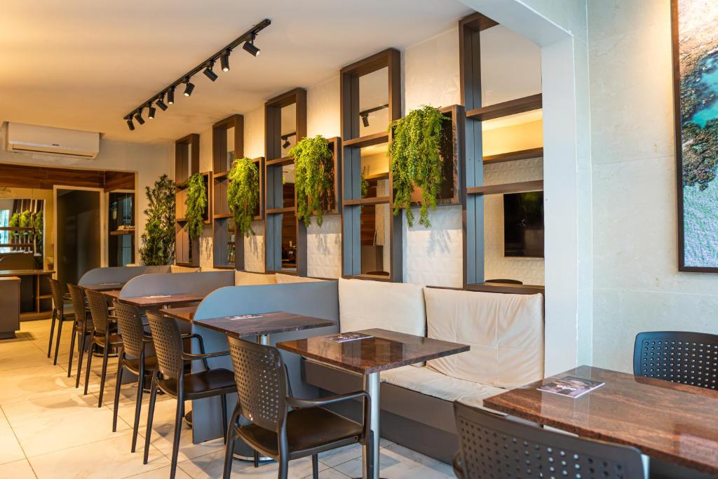 a row of tables and chairs in a restaurant at Pousada da Orla in Maragogi
