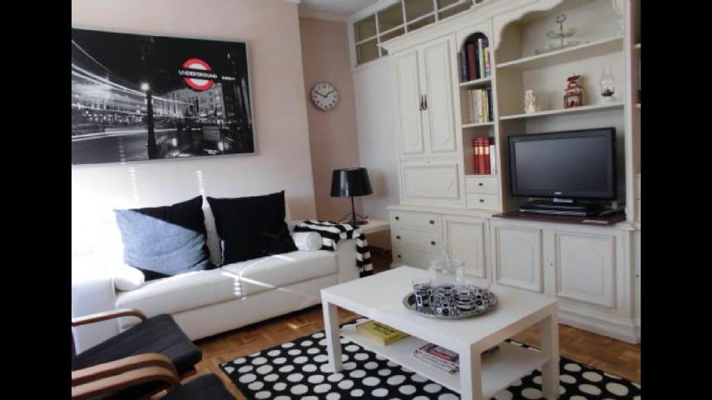 バルセロナにあるApartment Plaza Lesseps - Parc Guellのリビングルーム(白いソファ、テレビ付)