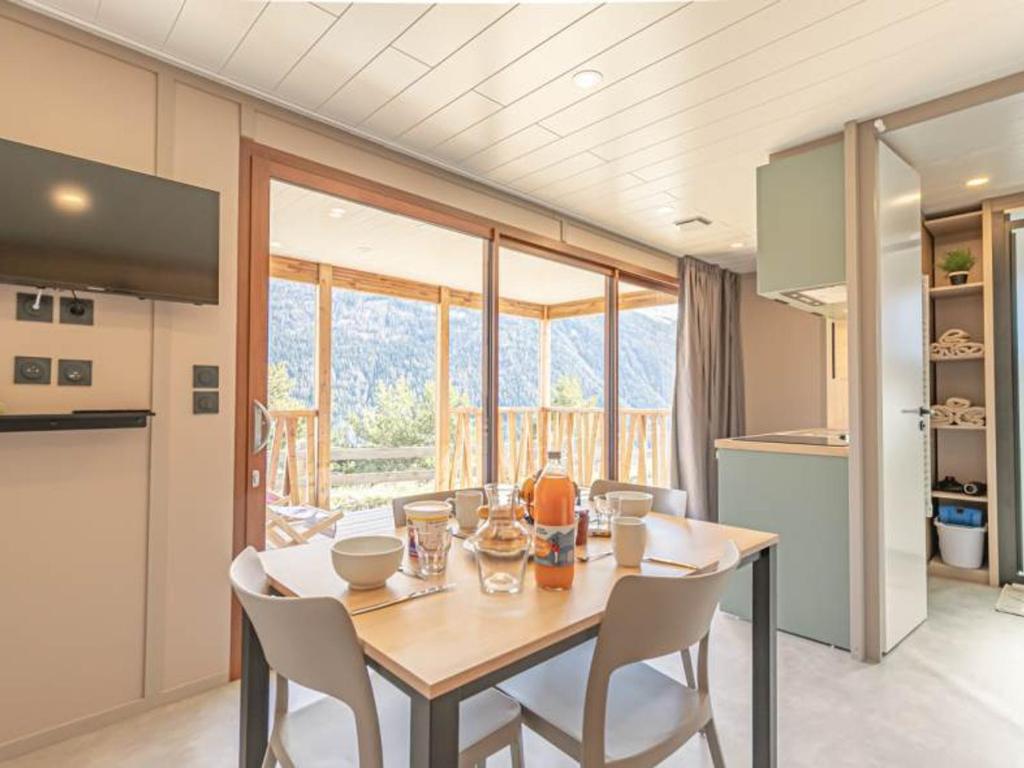 a kitchen and dining room with a table and chairs at Chalet lumineux 4 pers à Aussois avec transats - FR-1-840-57 in Aussois